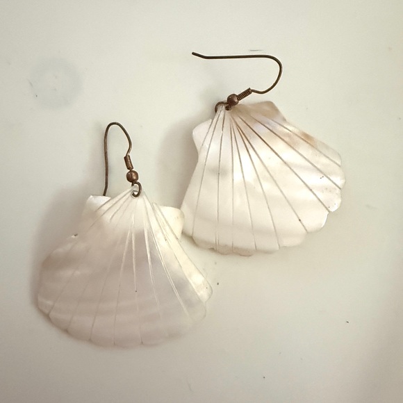 Vintage Jewelry - Elegant Shell-Shaped Earrings